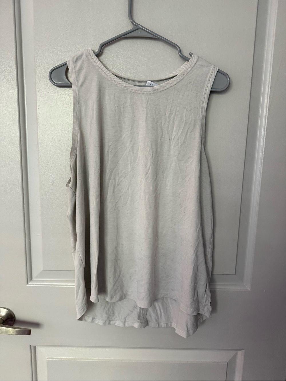 Cream/off white tan Athleta tank top with hole in back